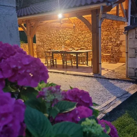 Вилла Les Jardins De Raiatea Сарла-ла-Канеда